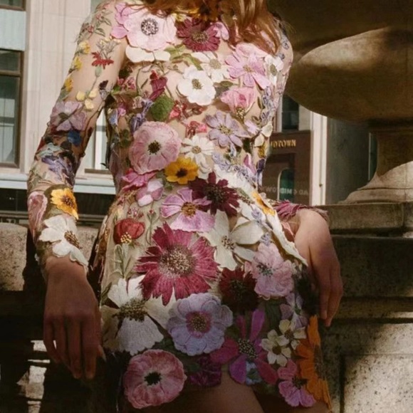 (last 1) Elise Fleurs - 3D mesh mini luxury runway dress with embroidery - Picture 5 of 12